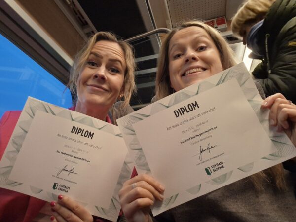 Caroline och Ellinor med diplom från Kunskapsgruppen